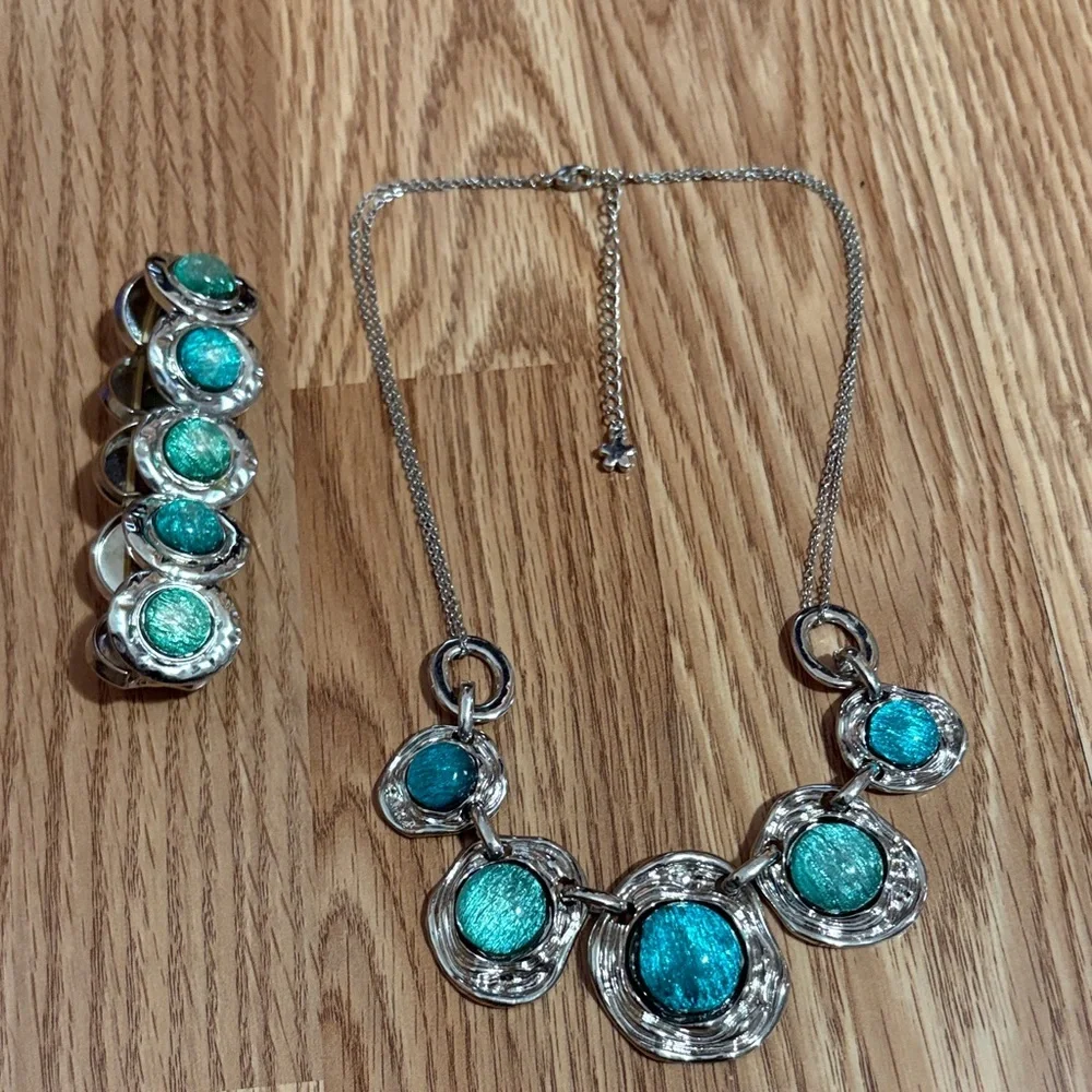 VINTAGE IRIDESCENT BLUE SILVER-TONE BIB 18-21